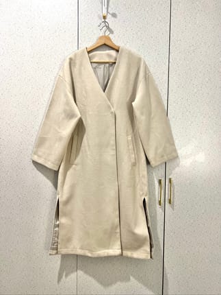 GRL Coat Tanpa Kerah dengan Kancing Metal Berfurring warna I