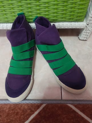 Sepatu ungu