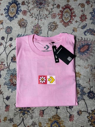 Kaos converse Kaos Converse Pink Flower Graphic Tee Unisex