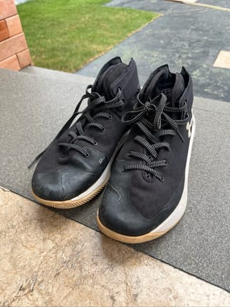 Sepatu Basketball Curry Under Armour