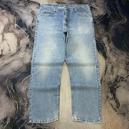 Wrangler Authentic Regular Straight Mid Blue Wash Jeans