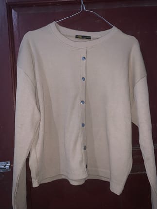cardigan rajut lengan panjang berwarna krem muda dengan mode