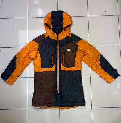 Jaket outdoor berdesain color-block dari merek Kappa