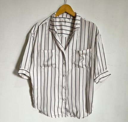 Kemeja stripped putih lengan pendek