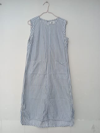 Dress tanpa lengan (sleeveless) bermotif garis biru