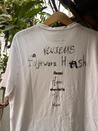 Kaos New Jeans x Hiroshi Fujiwara Article 2024