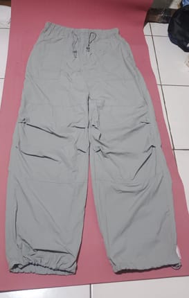 Celana bahan parasut Global Uniqlo (GU)