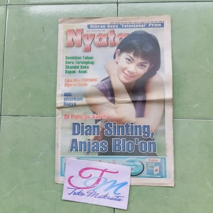 Koran tabloid wanita NYATA cover DIAN NITAMI
