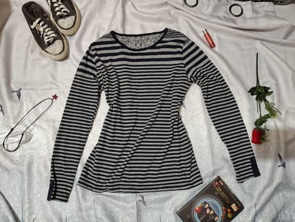 Fit body line stripes shirt