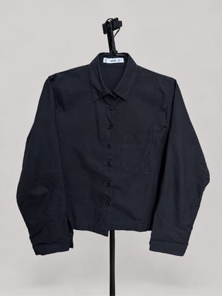 Kemeja Hitam MANGO crop
