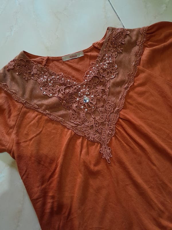 Vneck Top with Lace n beads, foto 3