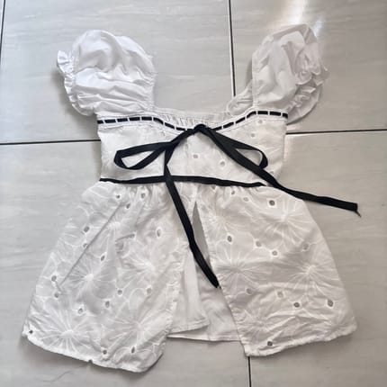 blouse putih sabrina