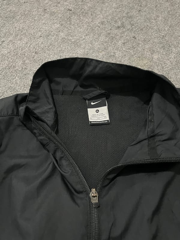 Parasut Nike Hitam, foto 2