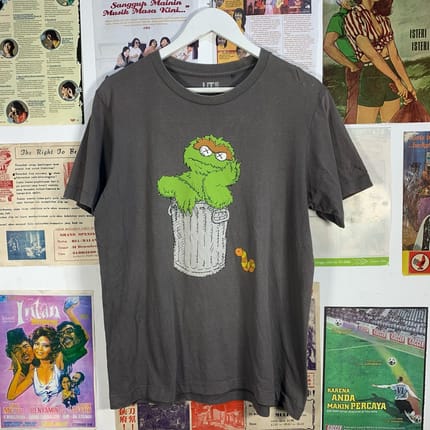 kaos Uniqlo x KAWS x Sesame Street  71x54