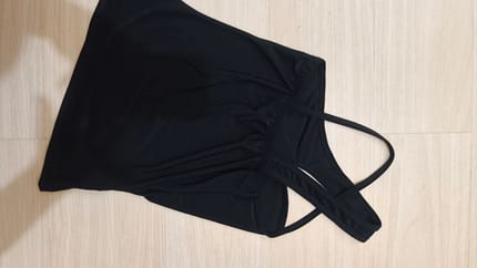 Top hitam