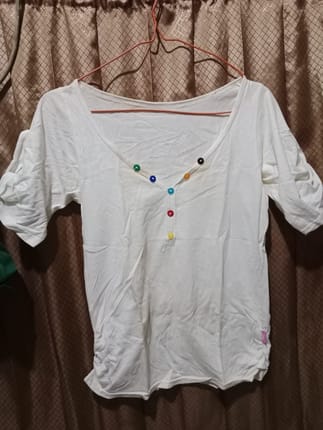 kaos putih kancing warna warni