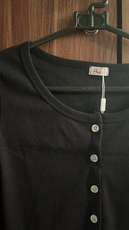 basic black cardigan model croptop, foto 2