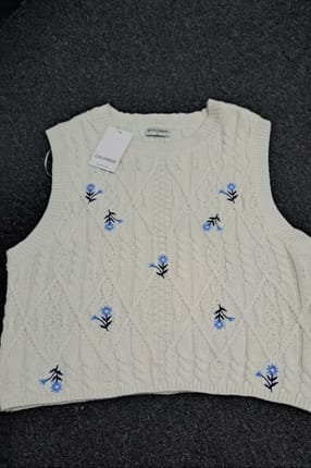 Color box embroided knit top vest