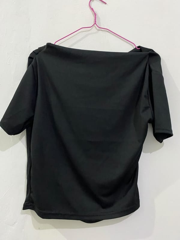 Atasan hitam drape asimetris, foto 3