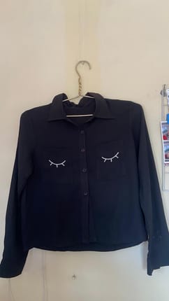 kemeja hitam wanita