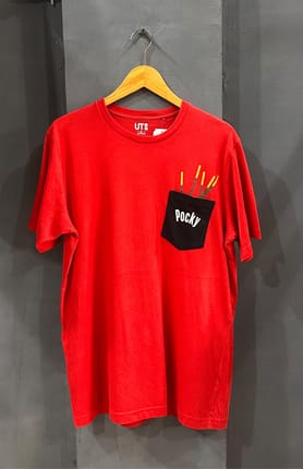 Kaos Uniqlo x Pocky