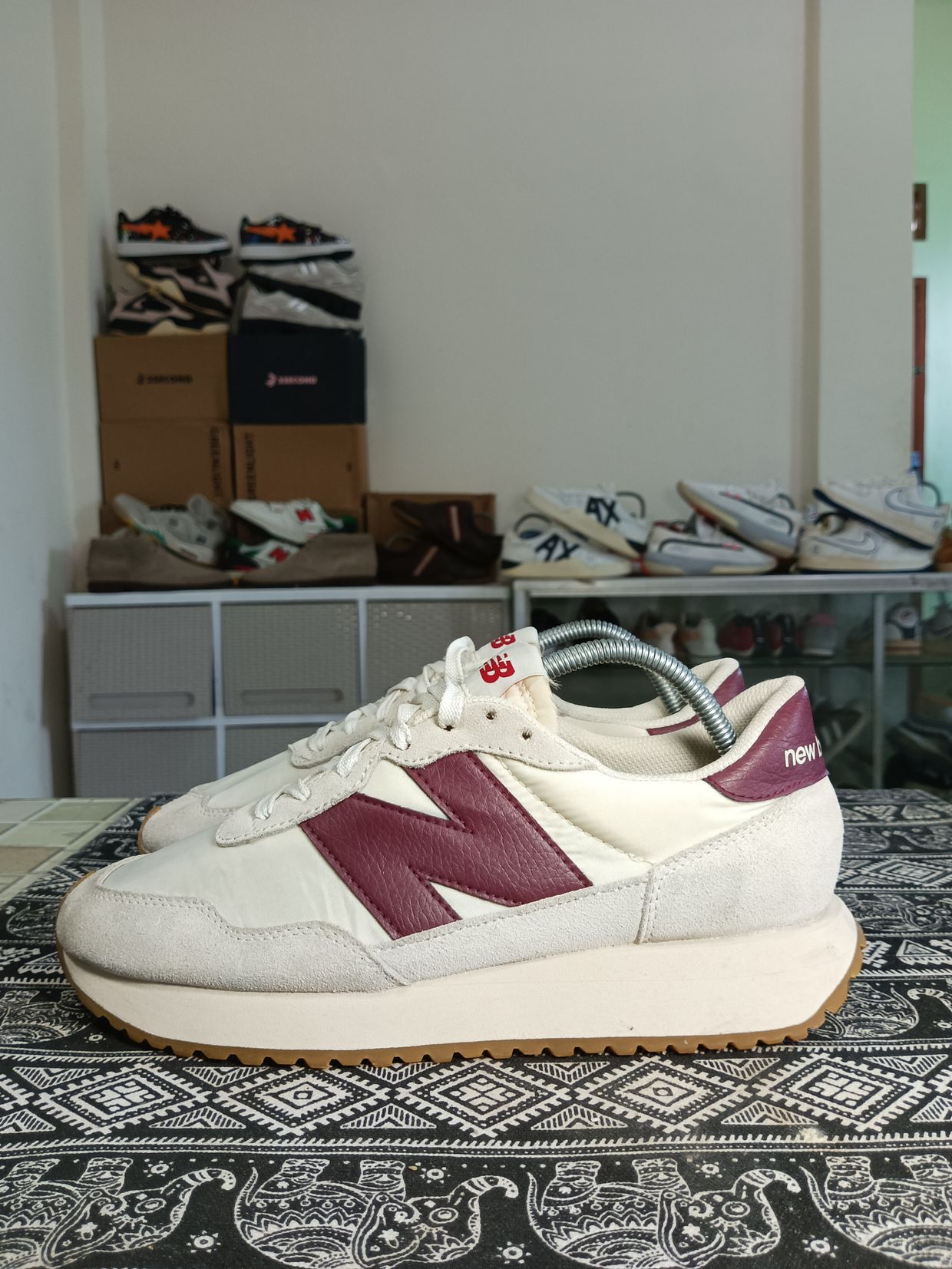 New Balance Casual Sneakers Pria burgundy cream