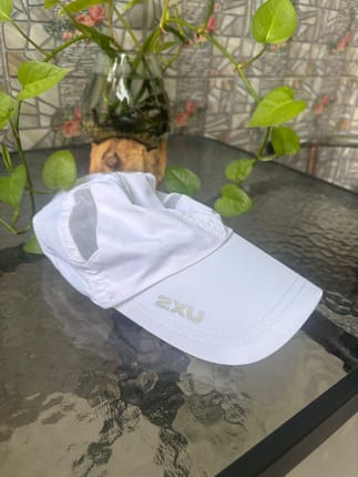 2xu running cap in white