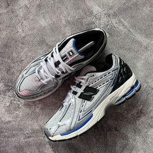 New Balance Streetwear Sportswear Sneakers Pria silver blue