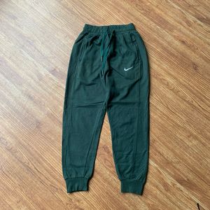 Nike Streetwear Sportswear Sweatpants & Joggers Pria green