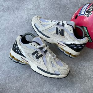 New Balance Gorpcore Casual Sneakers Pria white cream