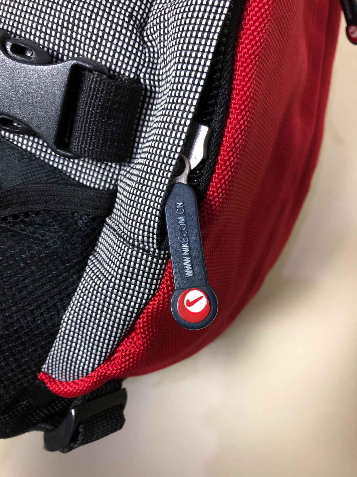 Nike Gorpcore Sportswear Bag Pria red black, foto 4