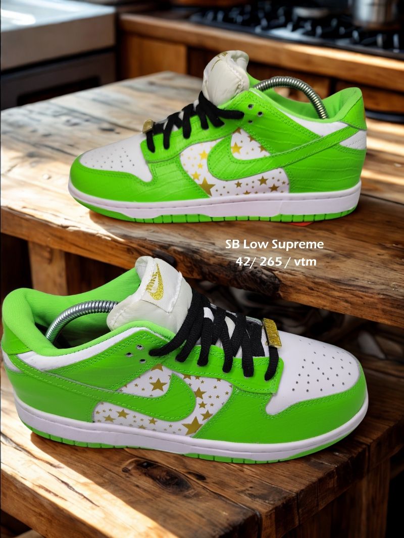 Supreme × Nike SB Dunk Low Green 27.5 Nike SB Dunk Low Supreme Stars Mean Green (2021) Men's - DH3228