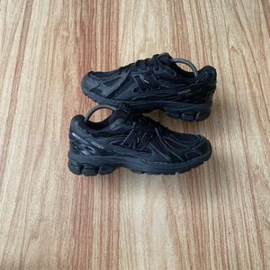 New Balance Casual Sneakers Pria black