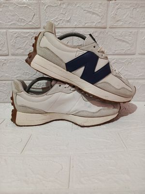 New Balance Casual Sneakers Pria navy cream