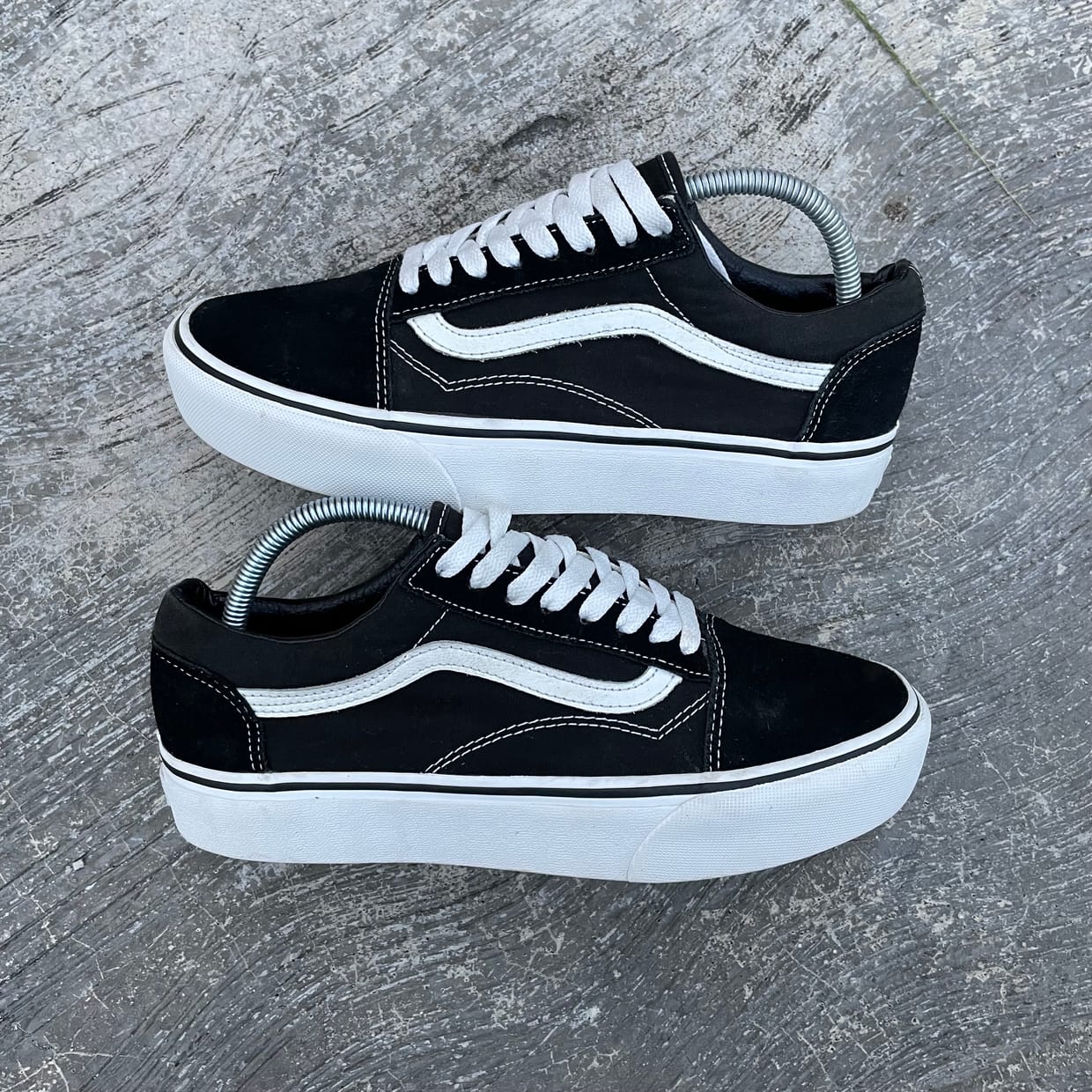 VANS Indie Casual Sneakers Pria white black