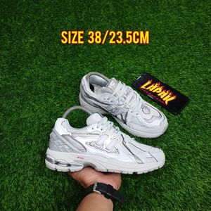 New Balance Sportswear Sneakers Wanita silver