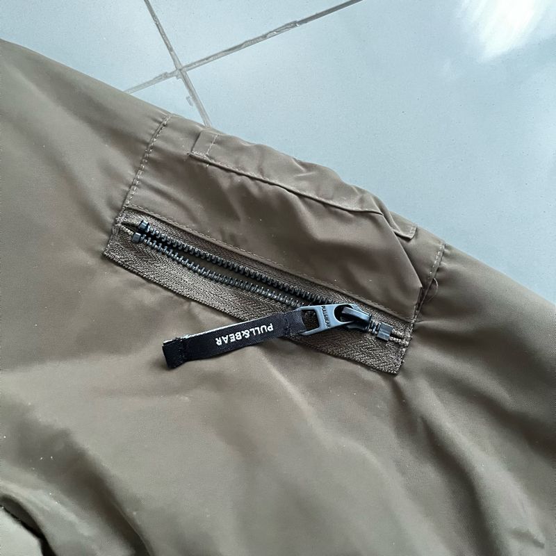 Pull & Bear Streetwear Casual Bomber jacket Pria green, foto 3