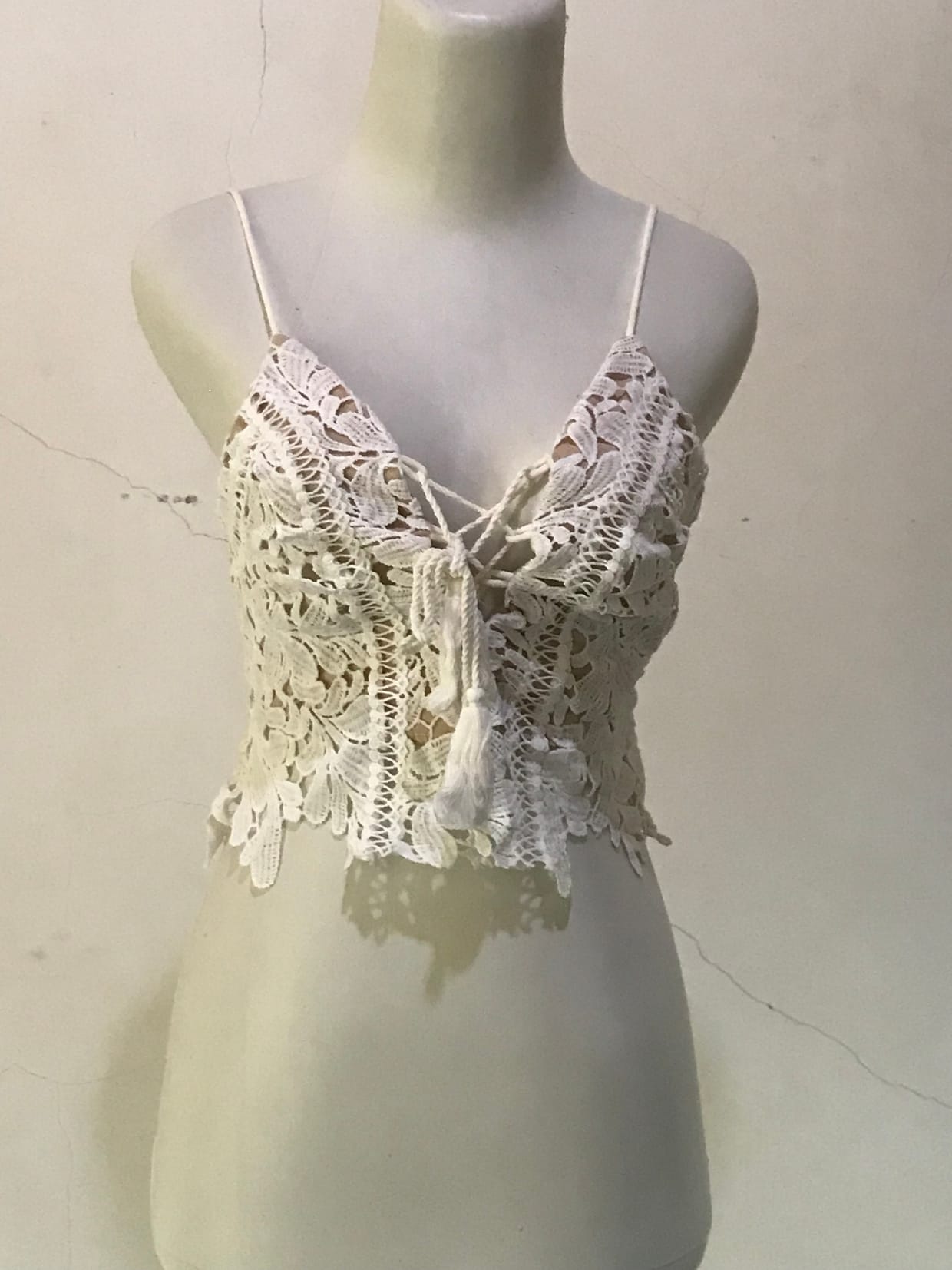 Vintage Minimalist Crop top Wanita cream