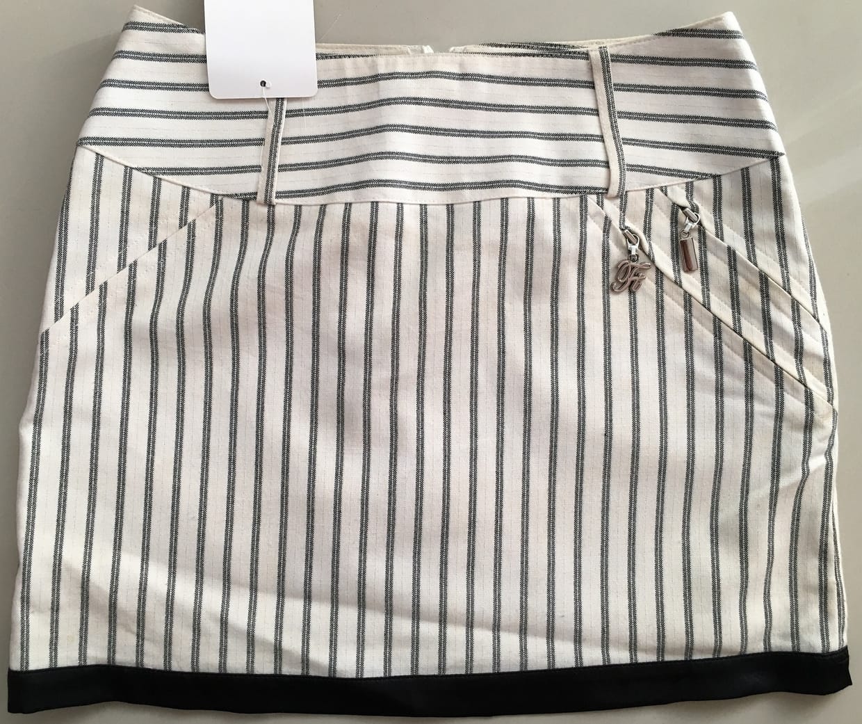 Minimalist Skirt Wanita white black