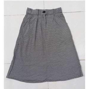 Gaudi Minimalist Casual Skirt Wanita white black