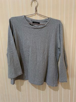 Minimalist T-shirt Wanita gray