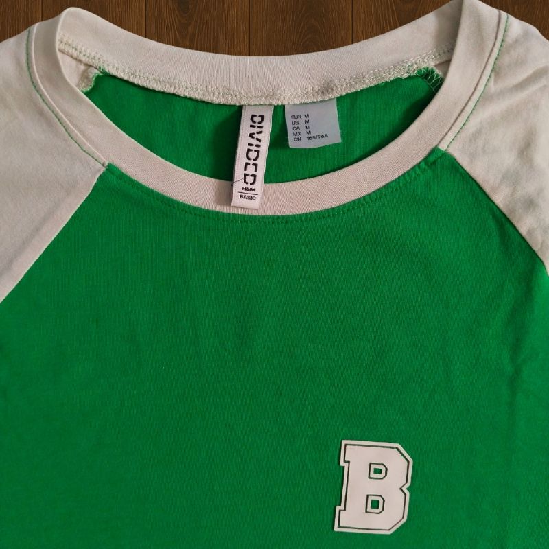 H&M green and white basic t-shirt with 'b', foto 2