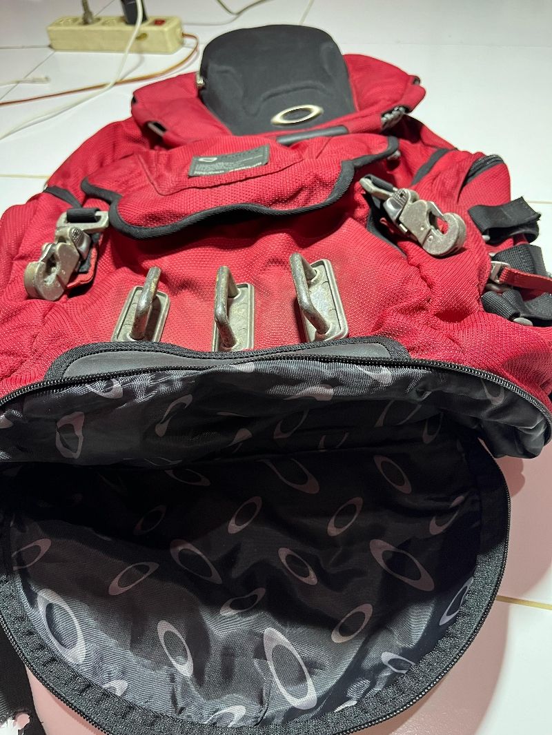 Oakley Luxury Bag Pria black red, foto 5