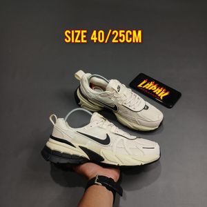 Nike Sportswear Sneakers Pria cream black