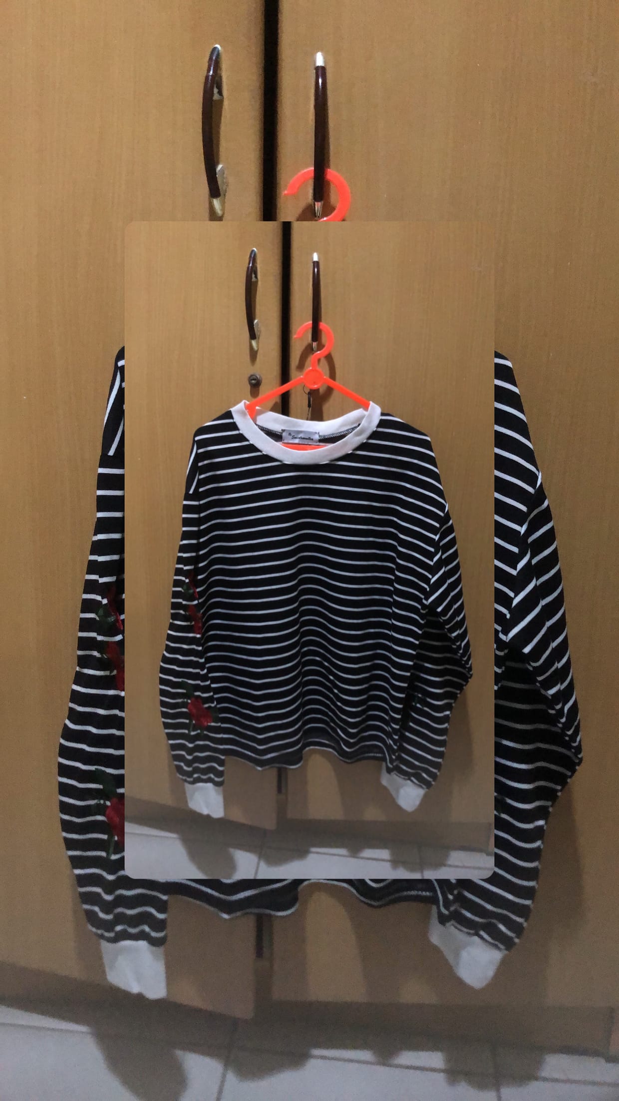 Minimalist Sweater Wanita white black