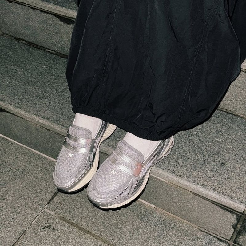 New Balance Flat Wanita silver white, foto 4
