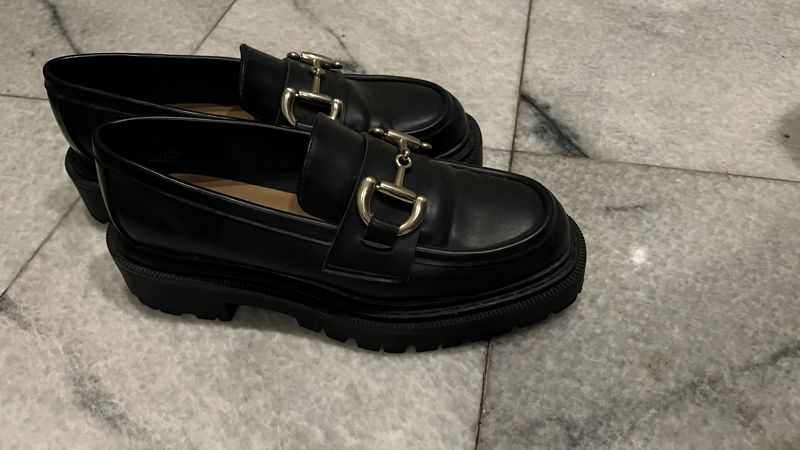 H&M Black Leather Gold Buckle Loafers, foto 2