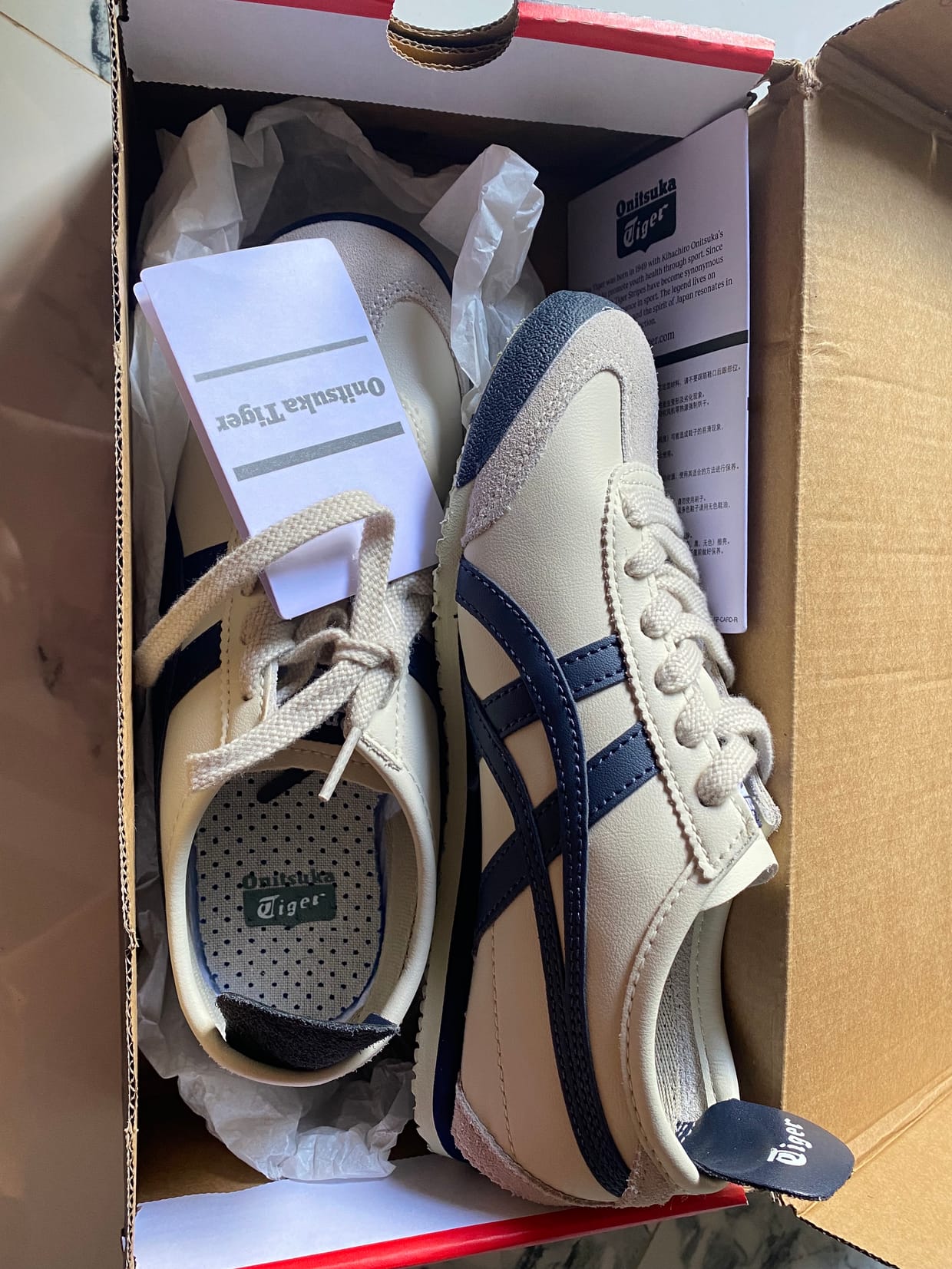 Onitsuka Tiger Minimalist Sneakers Wanita white cream