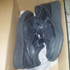 Sepatu sekolah anak laki laki
