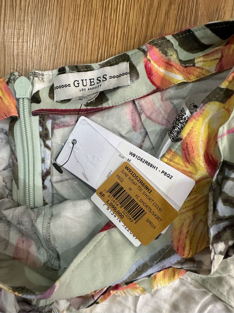 Guess juni wrap tie short flora wrap tied celana pendek, foto 6